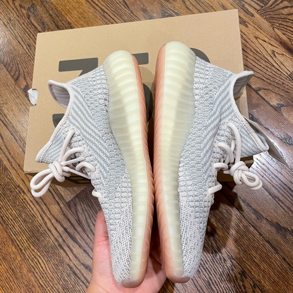 Yeezy Boost 350 V2 Citrin - Picture 2 of 13